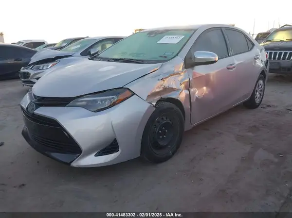 5YFBURHE5JP827470 2018 TOYOTA COROLLA - Image 2