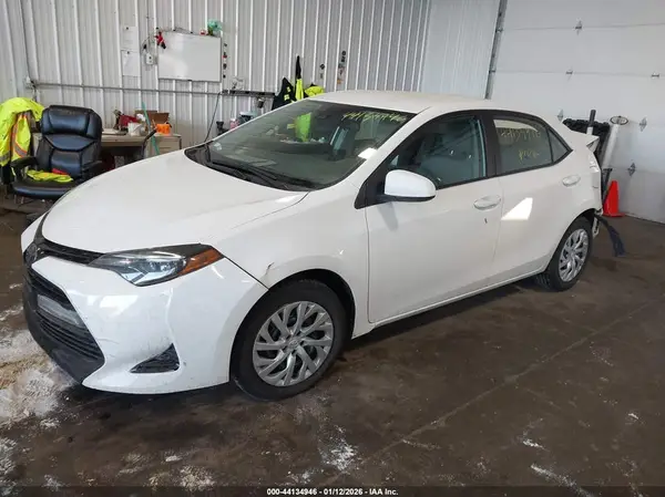 5YFBURHE5JP828179 2018 TOYOTA COROLLA - Image 2