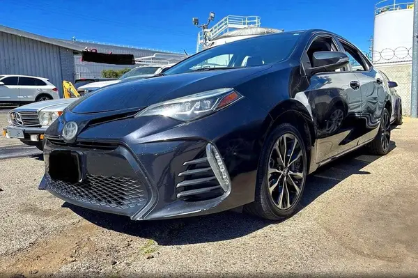5YFBURHE5JP828585 2018 TOYOTA COROLLA - Image 2