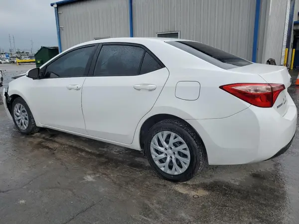 5YFBURHE5JP832703 2018 TOYOTA COROLLA - Image 2