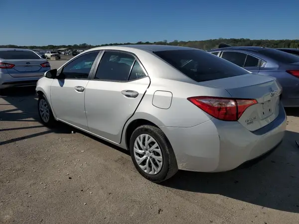 5YFBURHE5JP833060 2018 TOYOTA COROLLA - Image 2