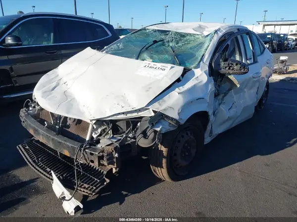 5YFBURHE5JP833088 2018 TOYOTA COROLLA - Image 2