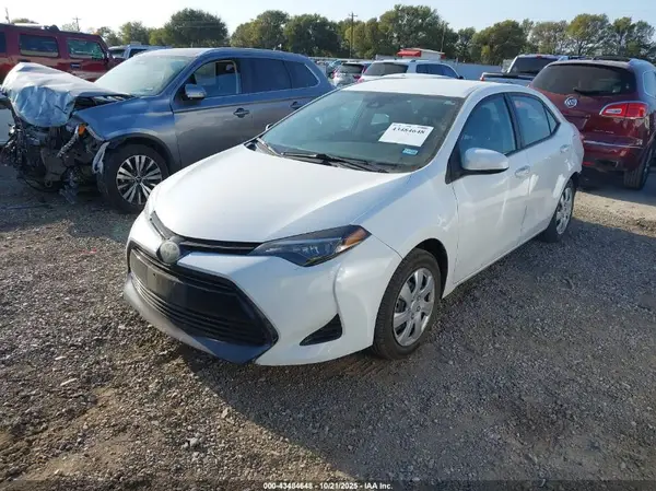 5YFBURHE5JP835214 2018 TOYOTA COROLLA - Image 2