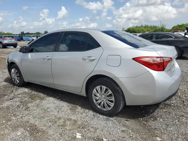 5YFBURHE5JP835939 2018 TOYOTA COROLLA - Image 2