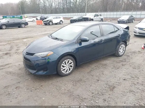 5YFBURHE5JP835990 2018 TOYOTA COROLLA - Image 2
