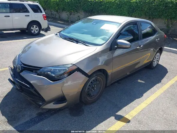 5YFBURHE5JP837884 2018 TOYOTA COROLLA - Image 2