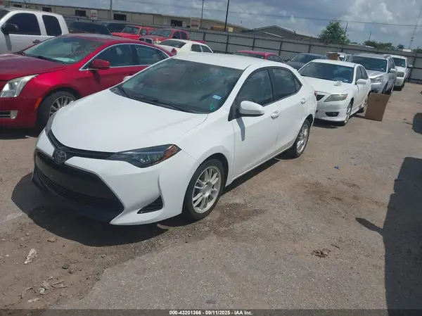 5YFBURHE5JP840879 2018 TOYOTA COROLLA - Image 2