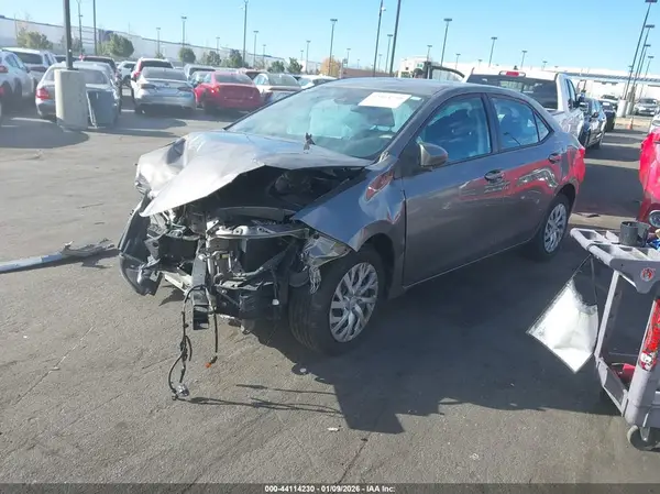 5YFBURHE5JP843975 2018 TOYOTA COROLLA - Image 2