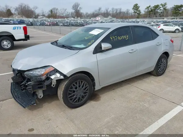 5YFBURHE5JP847427 2018 TOYOTA COROLLA - Image 2