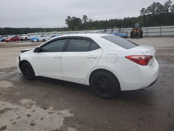 5YFBURHE5JP848268 2018 TOYOTA COROLLA - Image 2