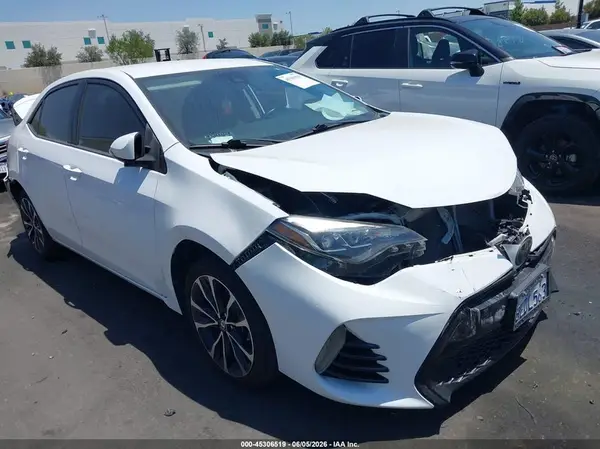 5YFBURHE5JP852062 2018 TOYOTA COROLLA - Image 1