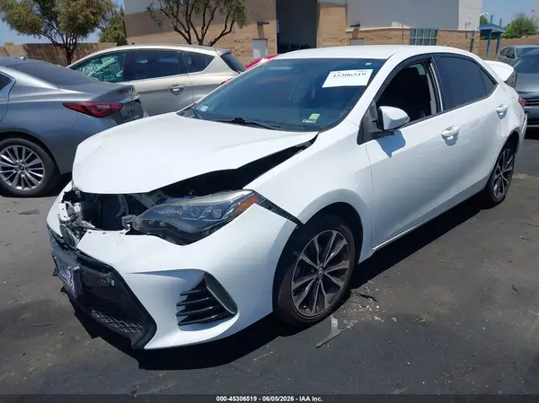 5YFBURHE5JP852062 2018 TOYOTA COROLLA - Image 2
