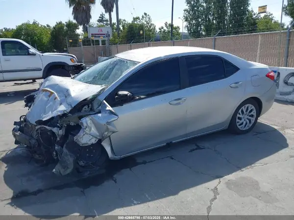 5YFBURHE5JP854362 2018 TOYOTA COROLLA - Image 2
