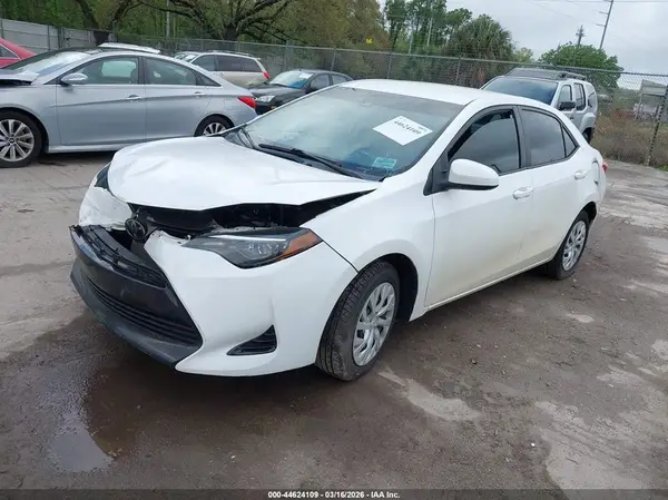 5YFBURHE5JP855382 2018 TOYOTA COROLLA - Image 2