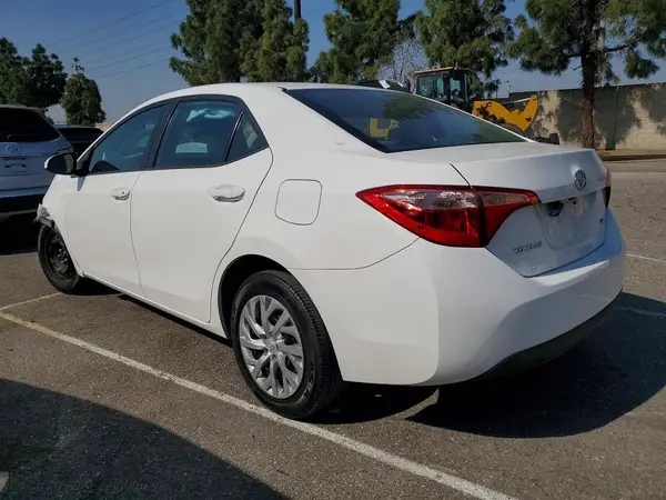 5YFBURHE5JP855625 2018 TOYOTA COROLLA - Image 2