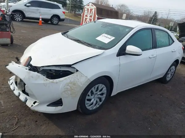 5YFBURHE5JP856113 2018 TOYOTA COROLLA - Image 2