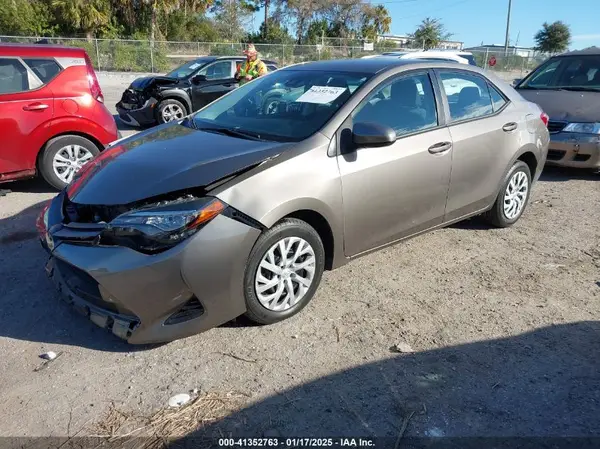 5YFBURHE5KP945987 2019 TOYOTA COROLLA - Image 2