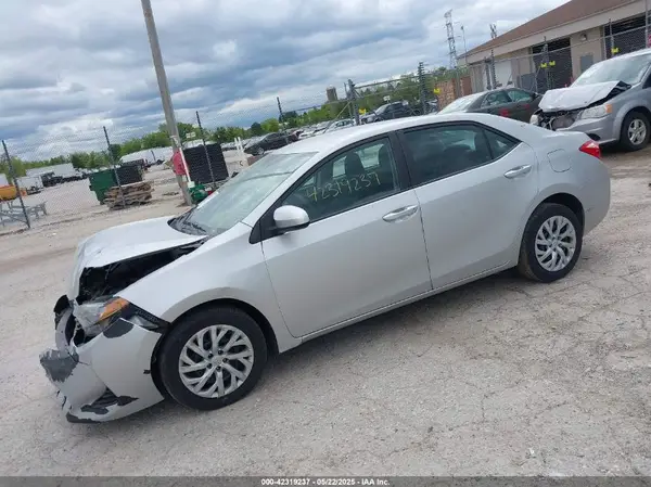 5YFBURHE6HP571074 2017 TOYOTA COROLLA - Image 2