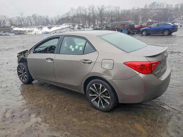 5YFBURHE6HP583578 2017 TOYOTA COROLLA - Image 2