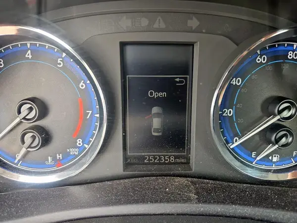 5YFBURHE6HP622122 2017 TOYOTA COROLLA - Image 8