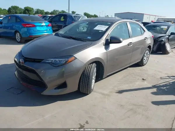 5YFBURHE6HP670722 2017 TOYOTA COROLLA - Image 2