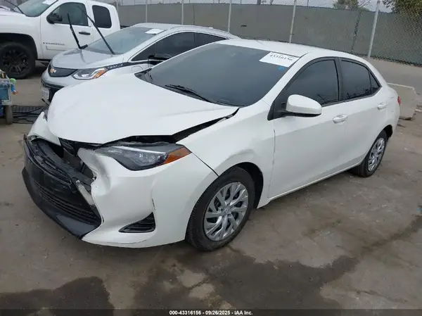 5YFBURHE6HP688010 2017 TOYOTA COROLLA - Image 2