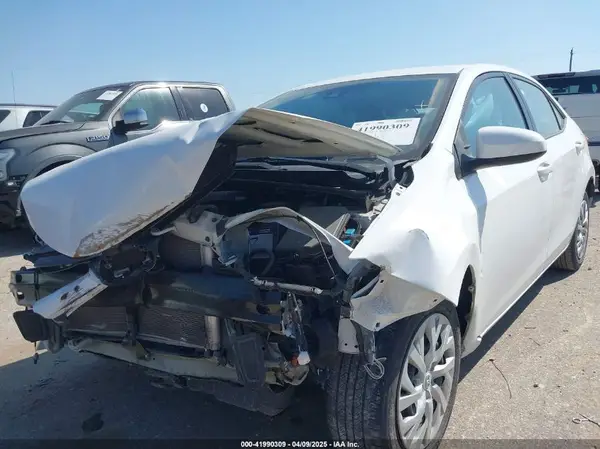 5YFBURHE6HP692770 2017 TOYOTA COROLLA - Image 2