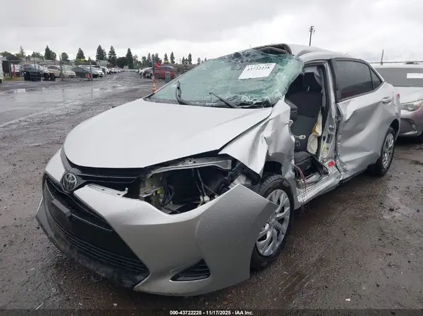 5YFBURHE6HP693403 2017 TOYOTA COROLLA - Image 2