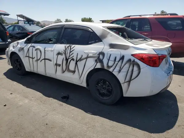 5YFBURHE6HP700964 2017 TOYOTA COROLLA - Image 2