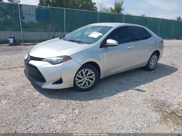 5YFBURHE6HP729025 2017 TOYOTA COROLLA - Image 2