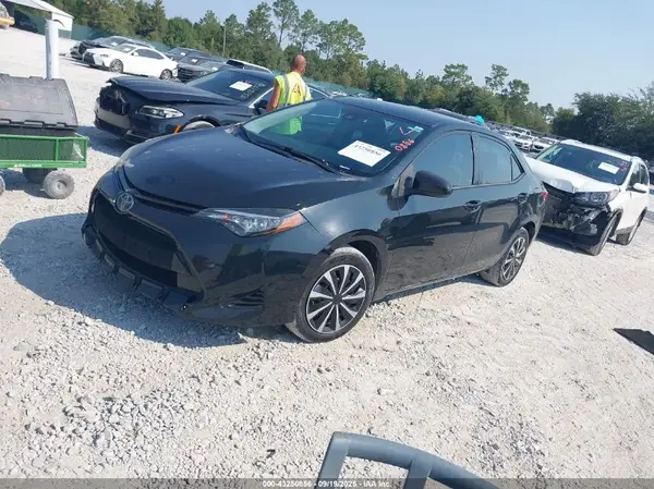 5YFBURHE6HP734385 2017 TOYOTA COROLLA - Image 2