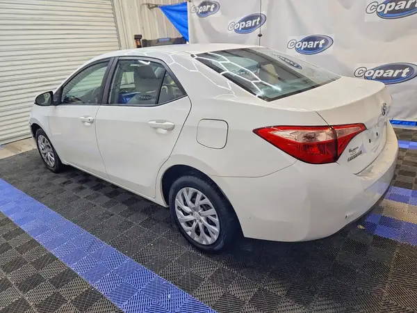 5YFBURHE6JP738409 2018 TOYOTA COROLLA - Image 2
