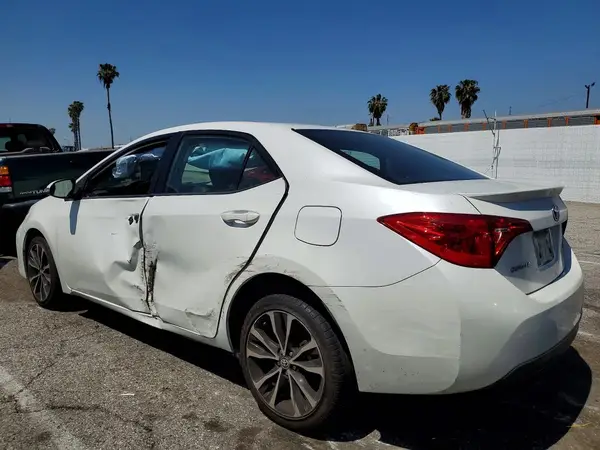 5YFBURHE6JP739026 2018 TOYOTA COROLLA - Image 2