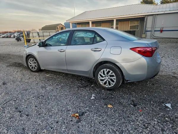 5YFBURHE6JP740340 2018 TOYOTA COROLLA - Image 2