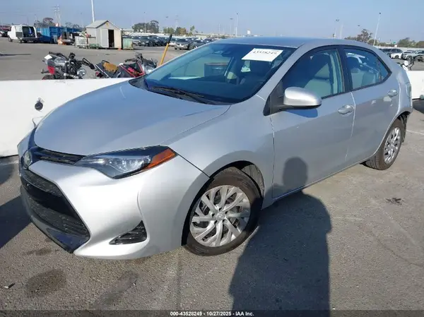 5YFBURHE6JP744601 2018 TOYOTA COROLLA - Image 2