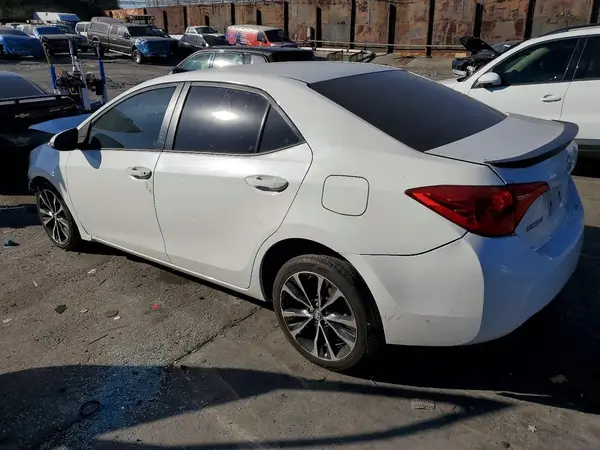 5YFBURHE6JP744632 2018 TOYOTA COROLLA - Image 2