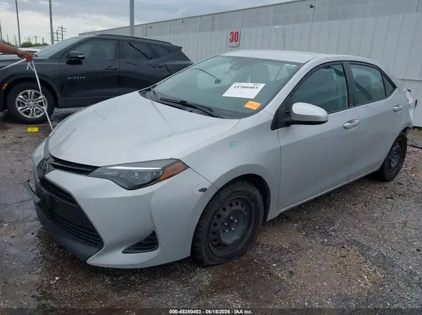 5YFBURHE6JP746073 2018 TOYOTA COROLLA - Image 2