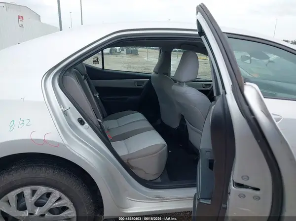 5YFBURHE6JP746073 2018 TOYOTA COROLLA - Image 8