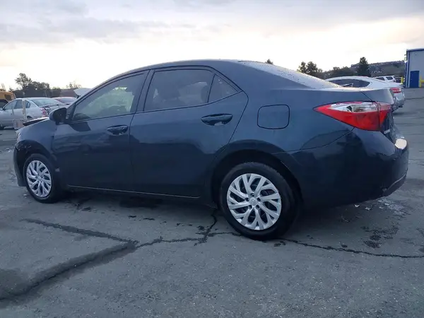 5YFBURHE6JP746946 2018 TOYOTA COROLLA - Image 2