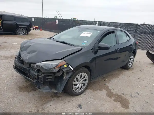 5YFBURHE6JP747062 2018 TOYOTA COROLLA - Image 2