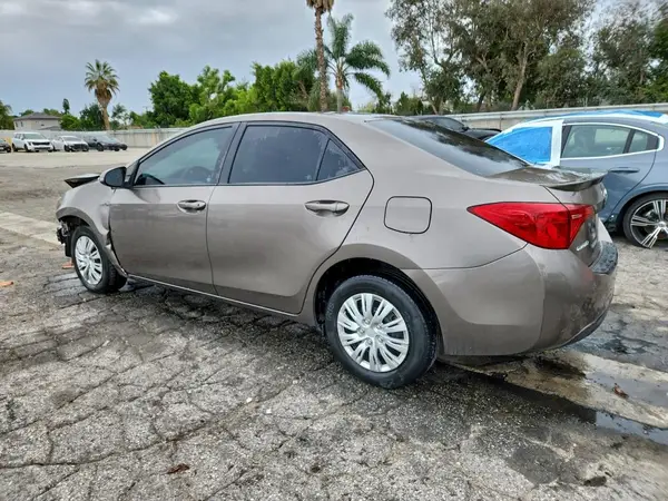 5YFBURHE6JP747224 2018 TOYOTA COROLLA - Image 2