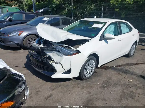 5YFBURHE6JP748437 2018 TOYOTA COROLLA - Image 2