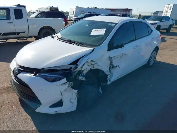 5YFBURHE6JP755923 2018 TOYOTA COROLLA - Image 2