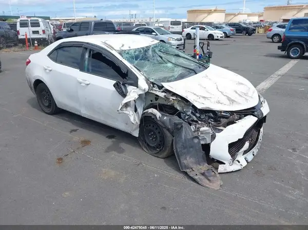 5YFBURHE6JP757722 2018 TOYOTA COROLLA - Image 1