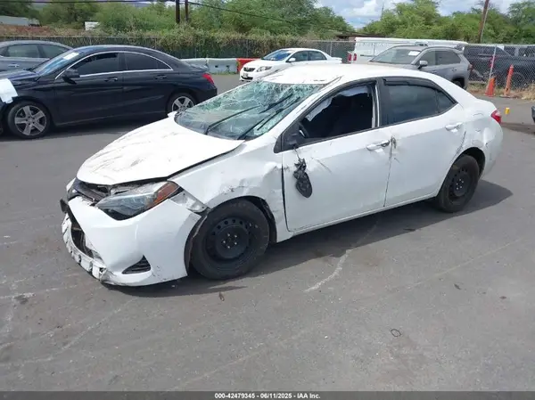 5YFBURHE6JP757722 2018 TOYOTA COROLLA - Image 2