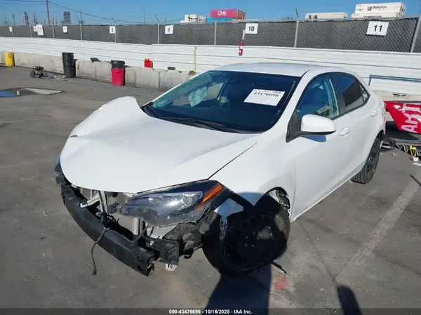 5YFBURHE6JP759194 2018 TOYOTA COROLLA - Image 2