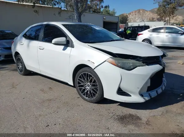 5YFBURHE6JP762225 2018 TOYOTA COROLLA - Image 1