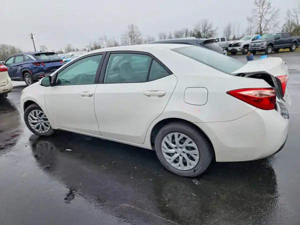 5YFBURHE6JP764590 2018 TOYOTA COROLLA - Image 2