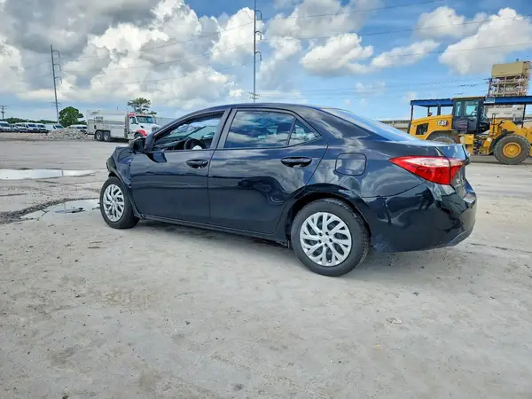 5YFBURHE6JP769529 2018 TOYOTA COROLLA - Image 2