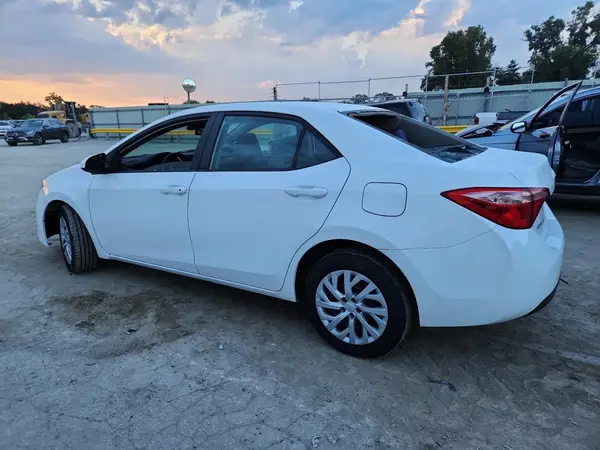 5YFBURHE6JP770762 2018 TOYOTA COROLLA - Image 2